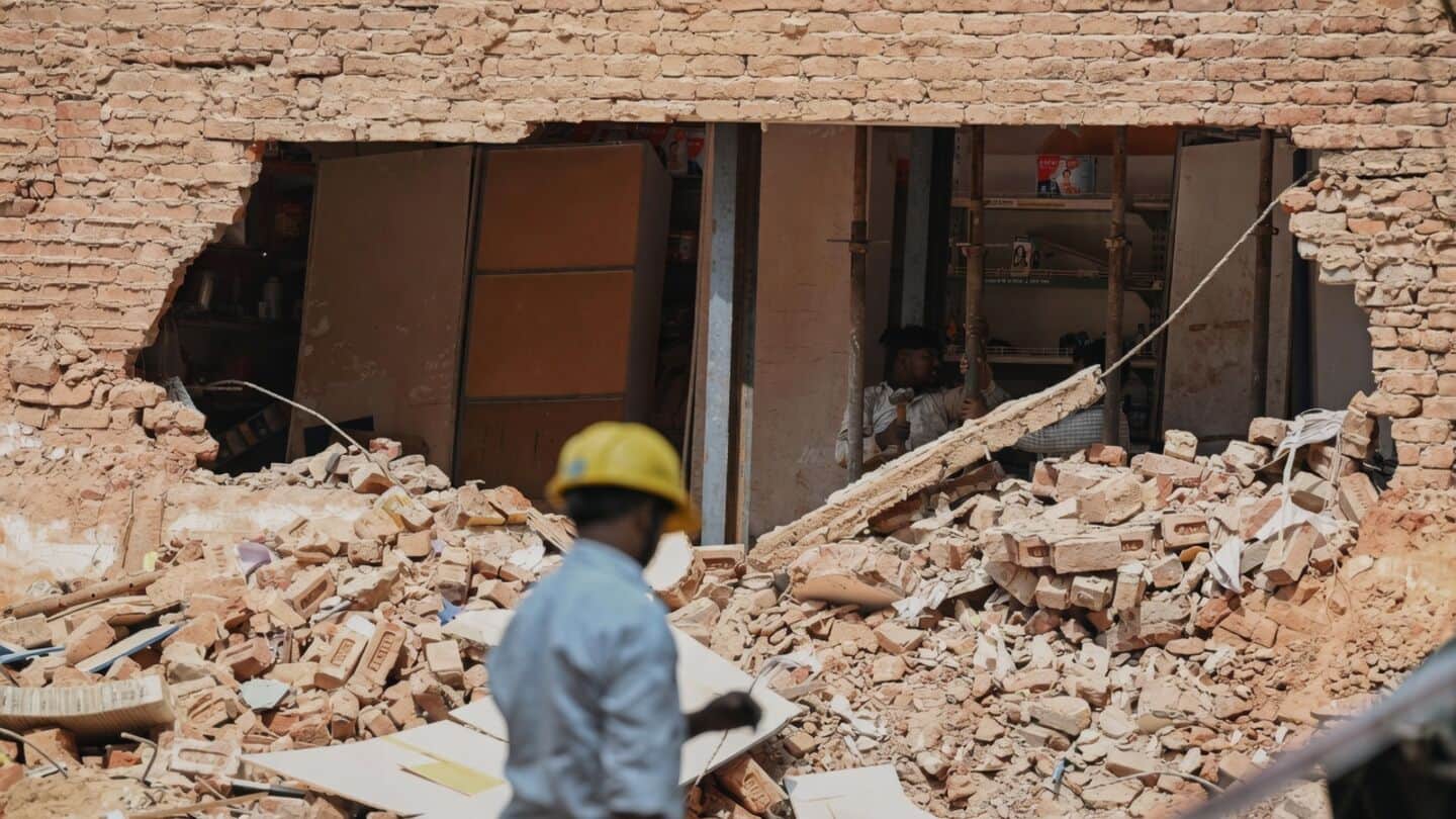 Delhi Police deny mobile jammer use during Satya Niketan collapse