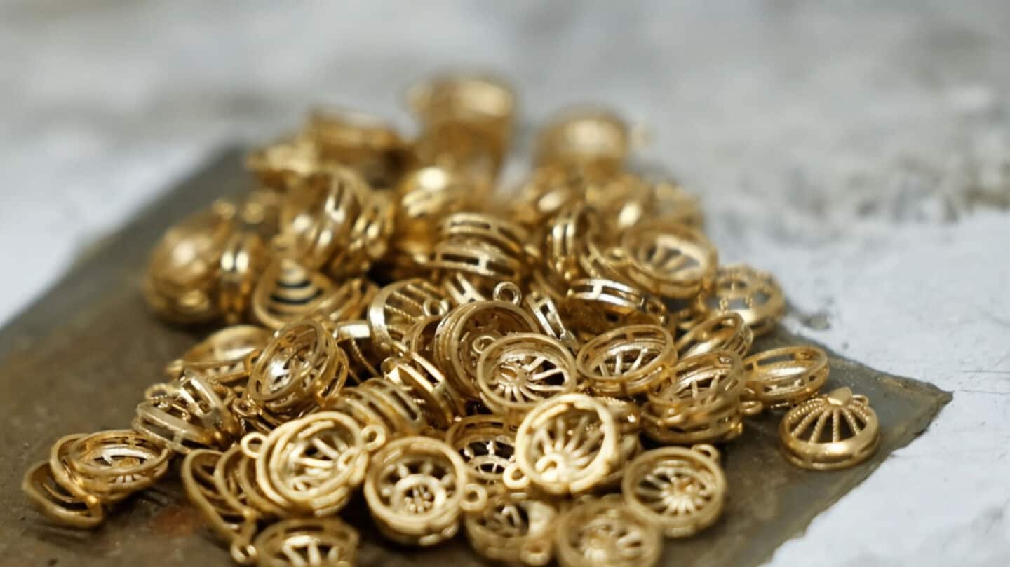 India mulls cutting gold and electronics imports to protect reserves