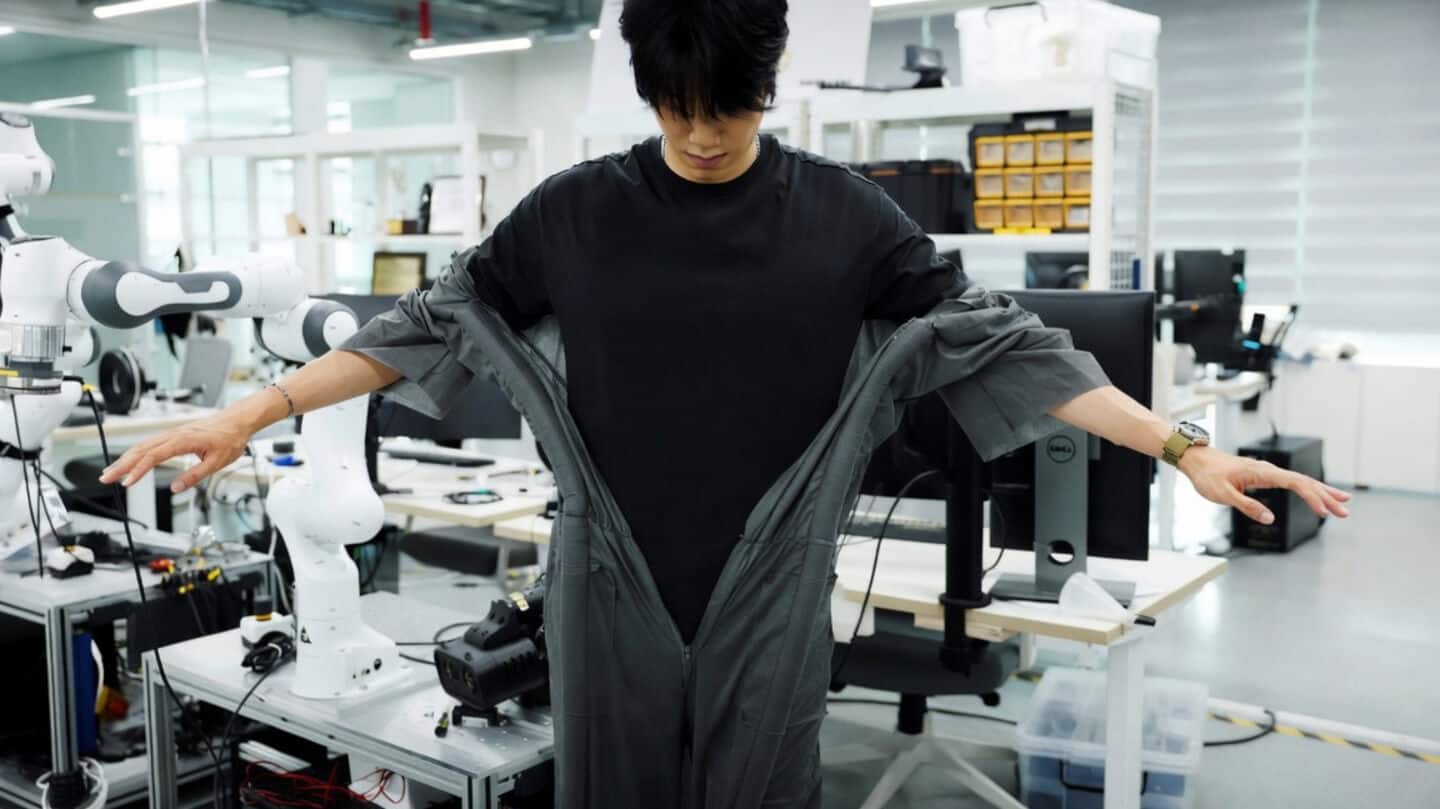 KAIST and Stanford robot dresses people in about 10 seconds
