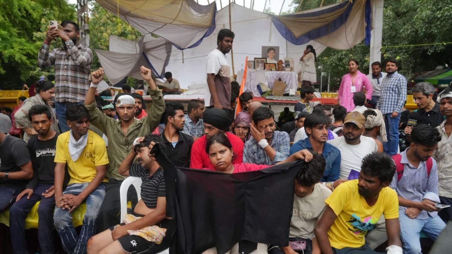 Injured protesters return to Jantar Mantar demanding education reforms