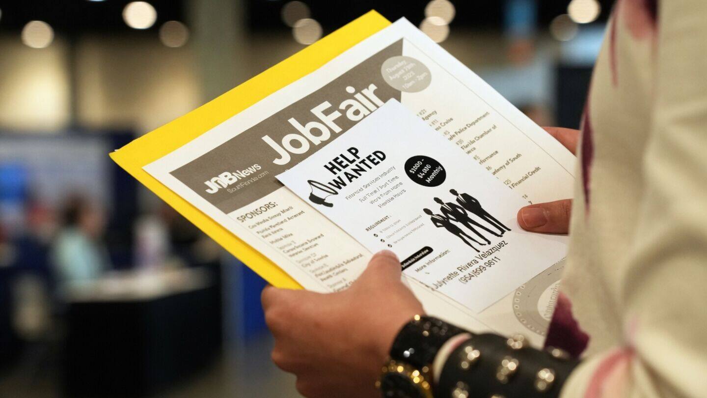 US jobless claims remain low as layoffs stay rare