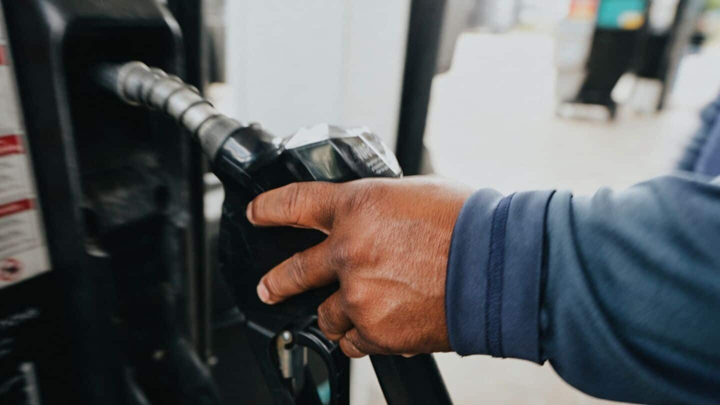 US gas falls below $4 as Strait of Hormuz reopens