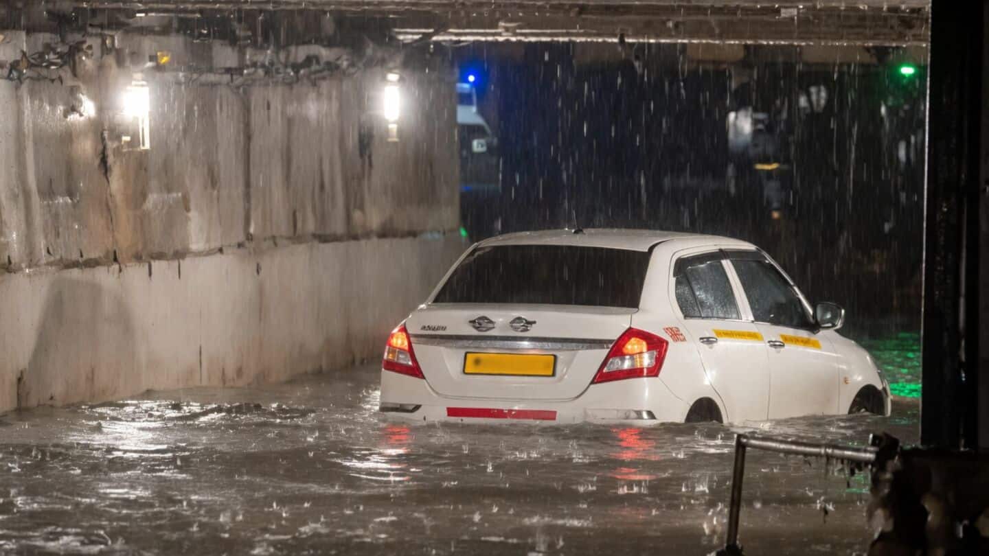 मुंबई में रेड अलर्ट: मूसलाधार बारिश से डूबा शहर, अंधेरी में बाल-बाल बची जान