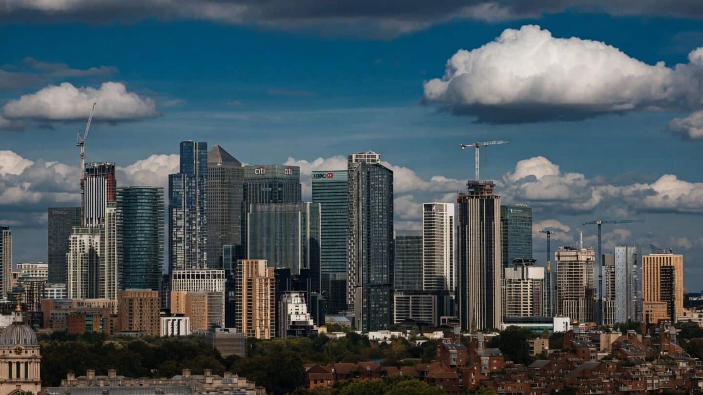 UK bank stocks fall before autumn budget as yields rise
