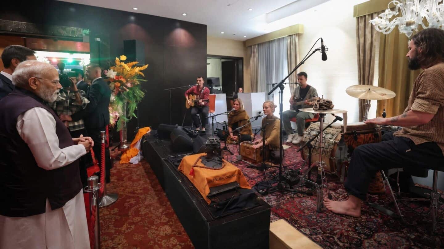 Prime Minister Modi welcomed by Mahadeva Kirtan Projekt in Bratislava
