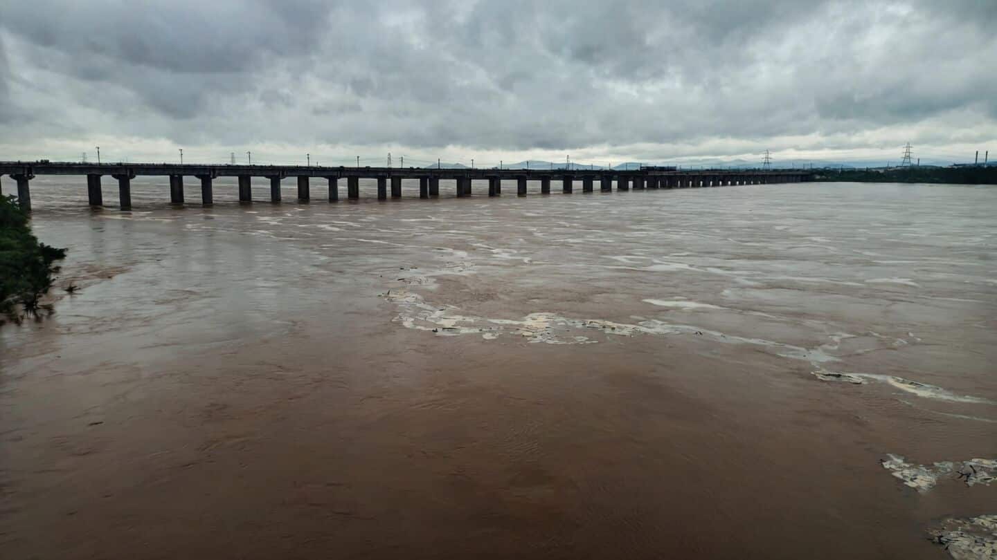 Family of 4 jumped into Godavari river from Chinchinada bridge