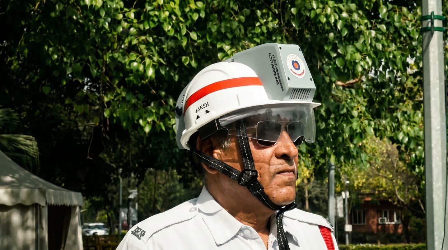 दिल्ली: ट्रैफिक पुलिस के 'सोलर AC हेलमेट' से सिपाहियों को मिलेगी ठंडक
