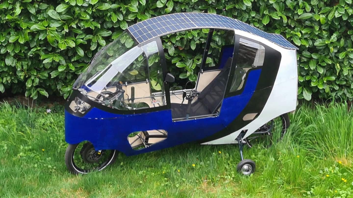Swiss firm Ecowerk unveils enclosed solar e-bike with landing gear