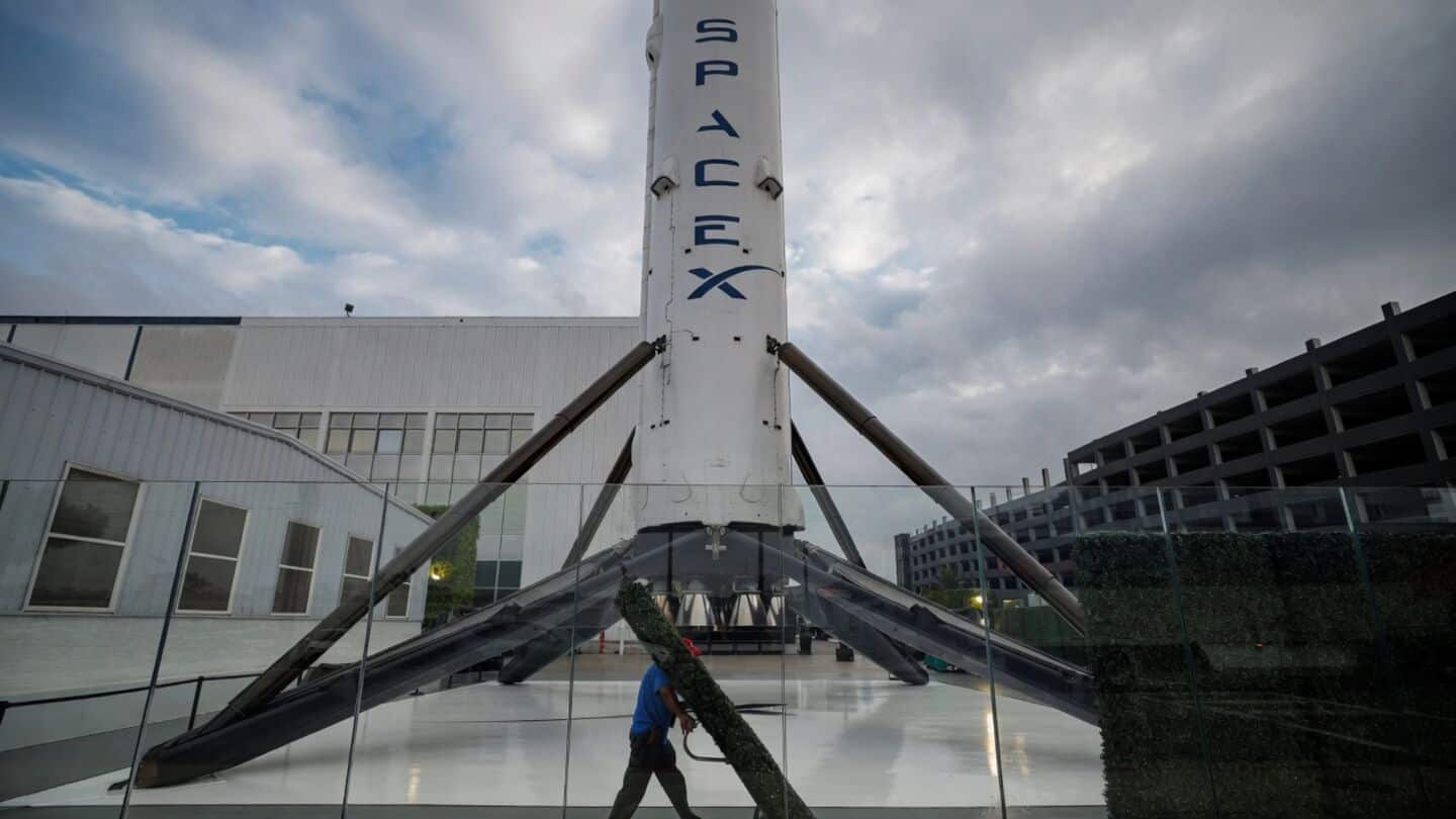 SpaceX announces deal to buy up to 14 MHz spectrum