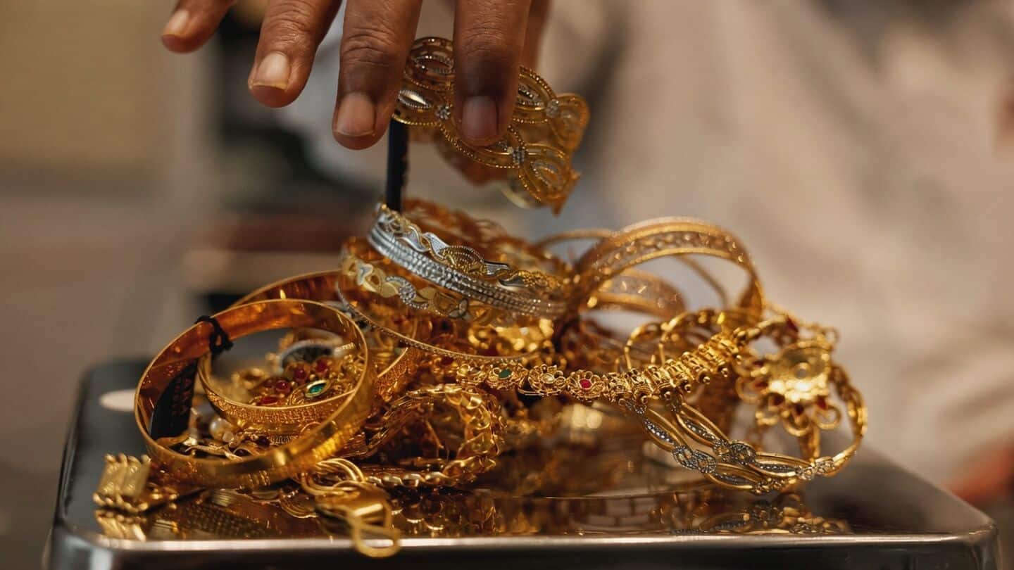 सोना में 2008 के बाद सबसे बड़ी गिरावट, 10 ग्राम की कीमत 1.42 लाख रुपये हुई