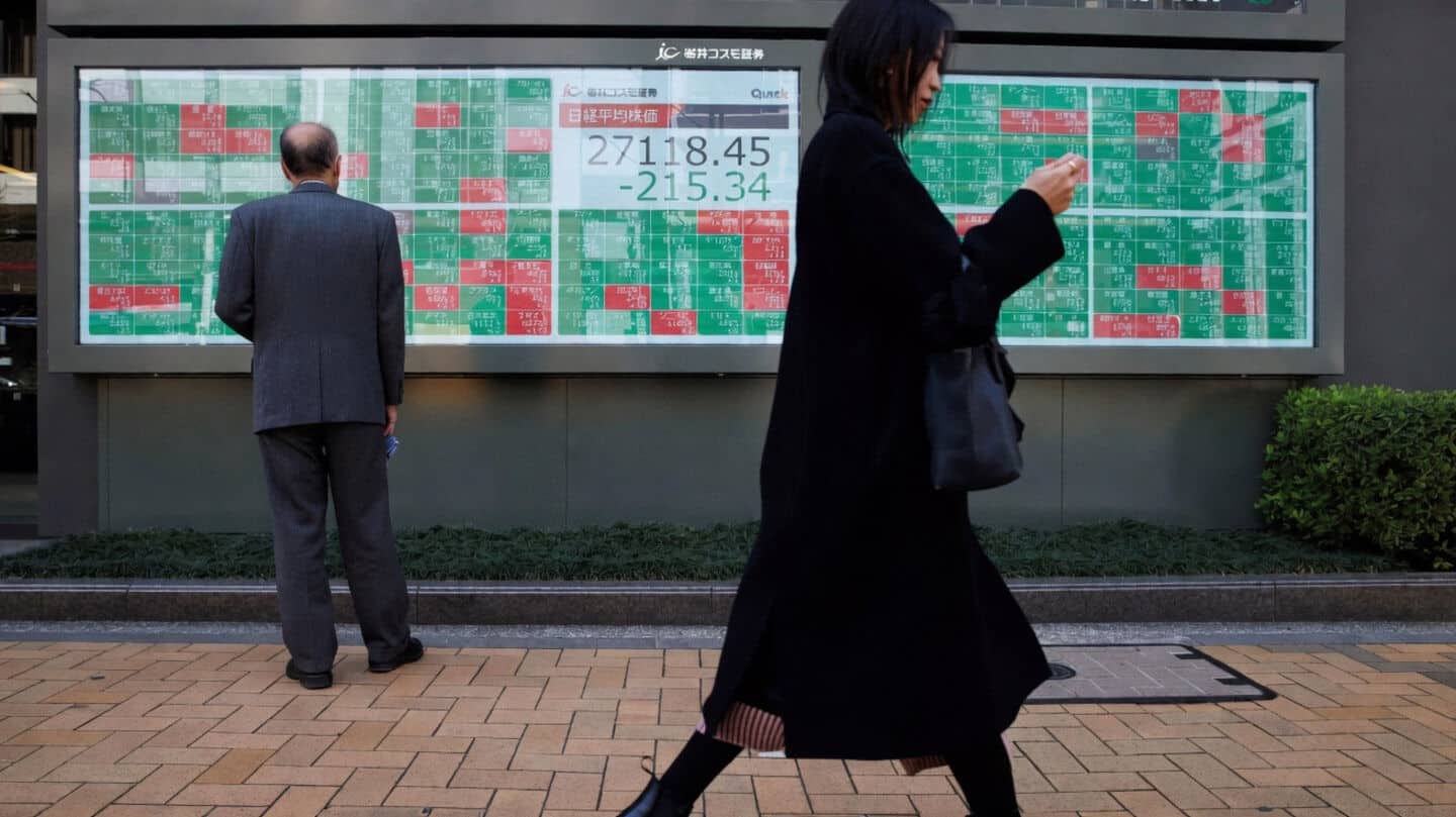 Nikkei 225 posts biggest quarterly jump since 1965, up 37%