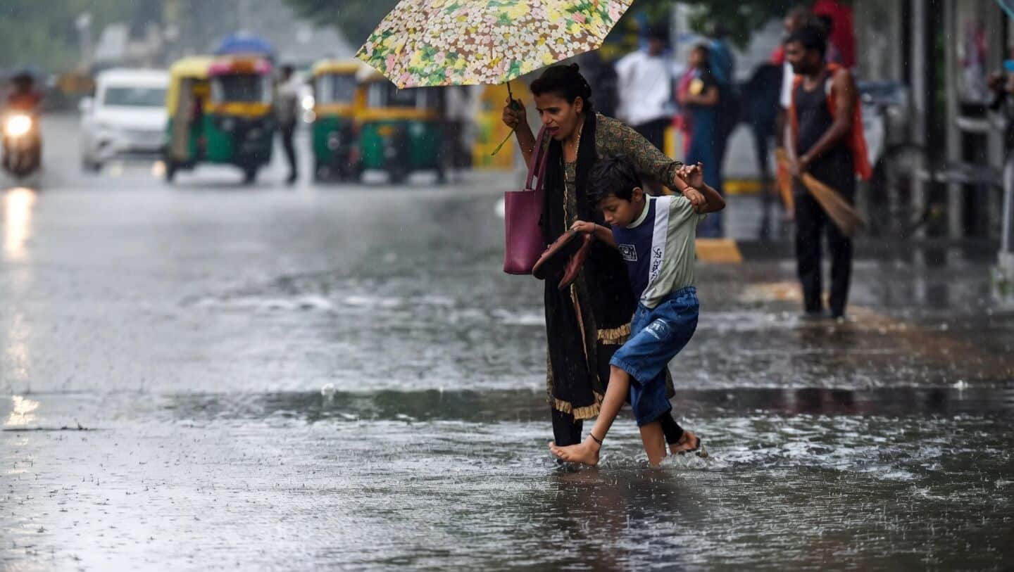 दिल्ली में गर्मी से राहत, पर IMD का येलो अलर्ट और उड़ानों पर असर