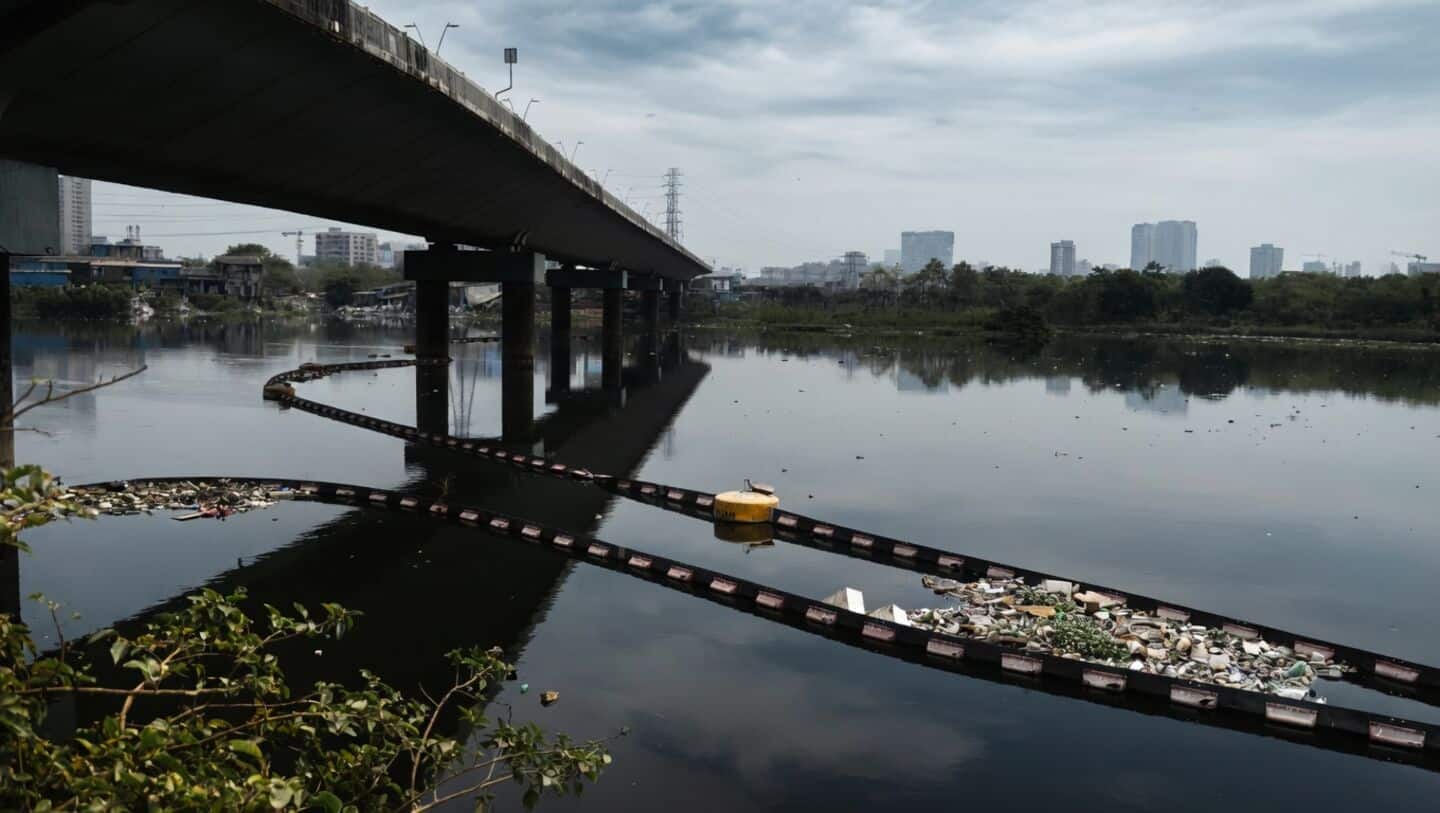 Mumbai installs 57-meter trash catch to prevent nearly 200t garbage