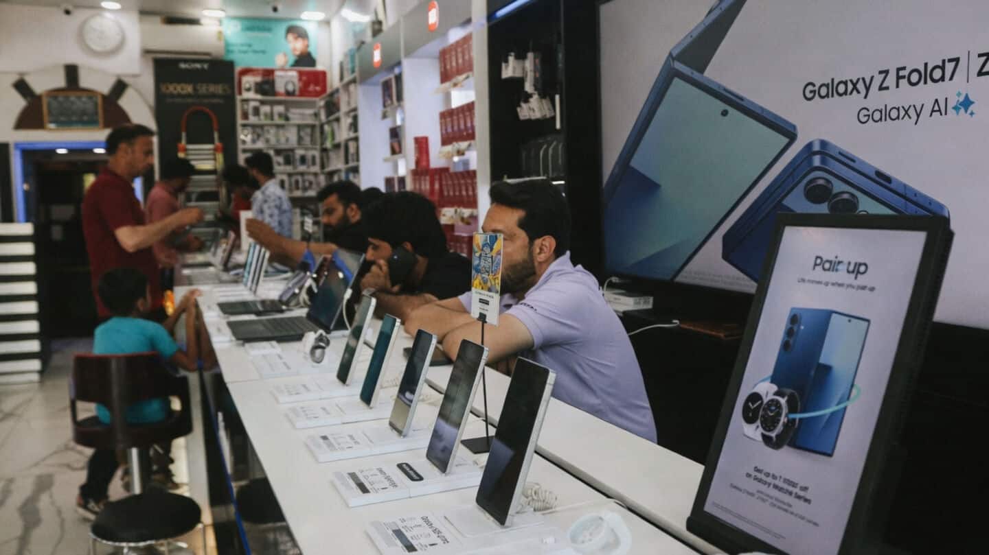 Memory chip cost surge raises Indian phone prices, shipments fall