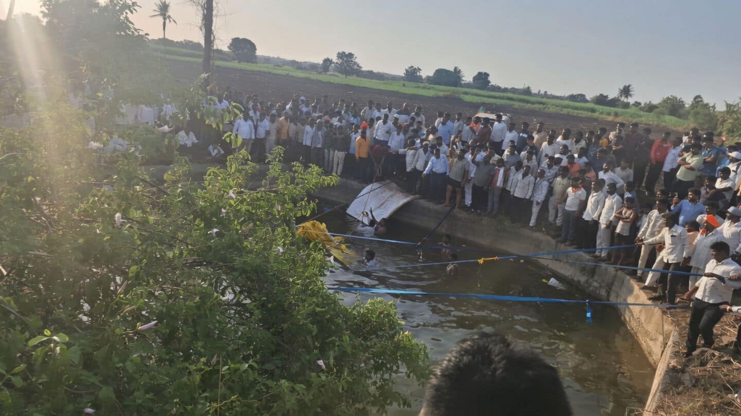 Pandharpur pickup crashes into well killing at least 14 pilgrims
