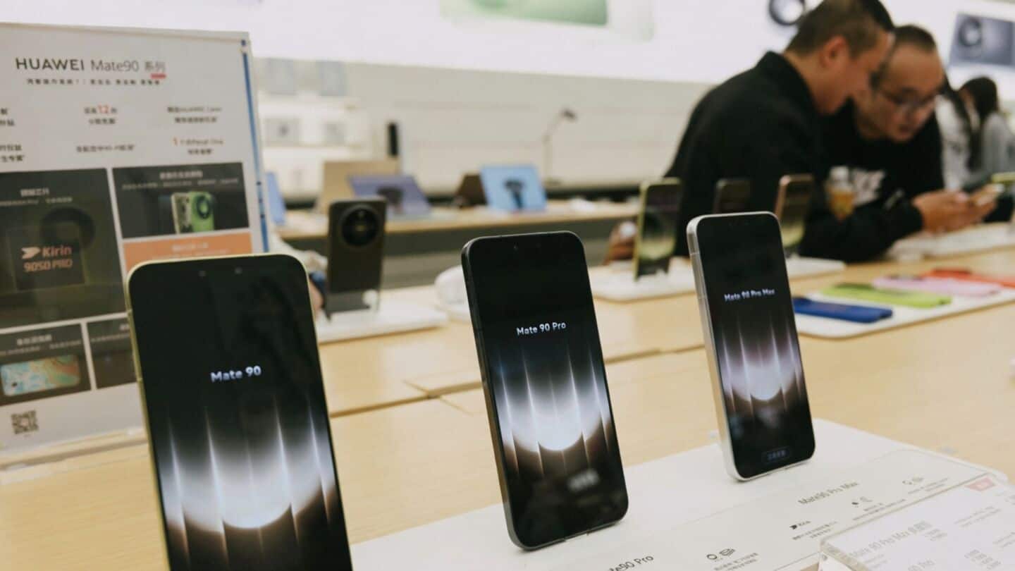 Huawei smartphone sales outside China fall due to US sanctions