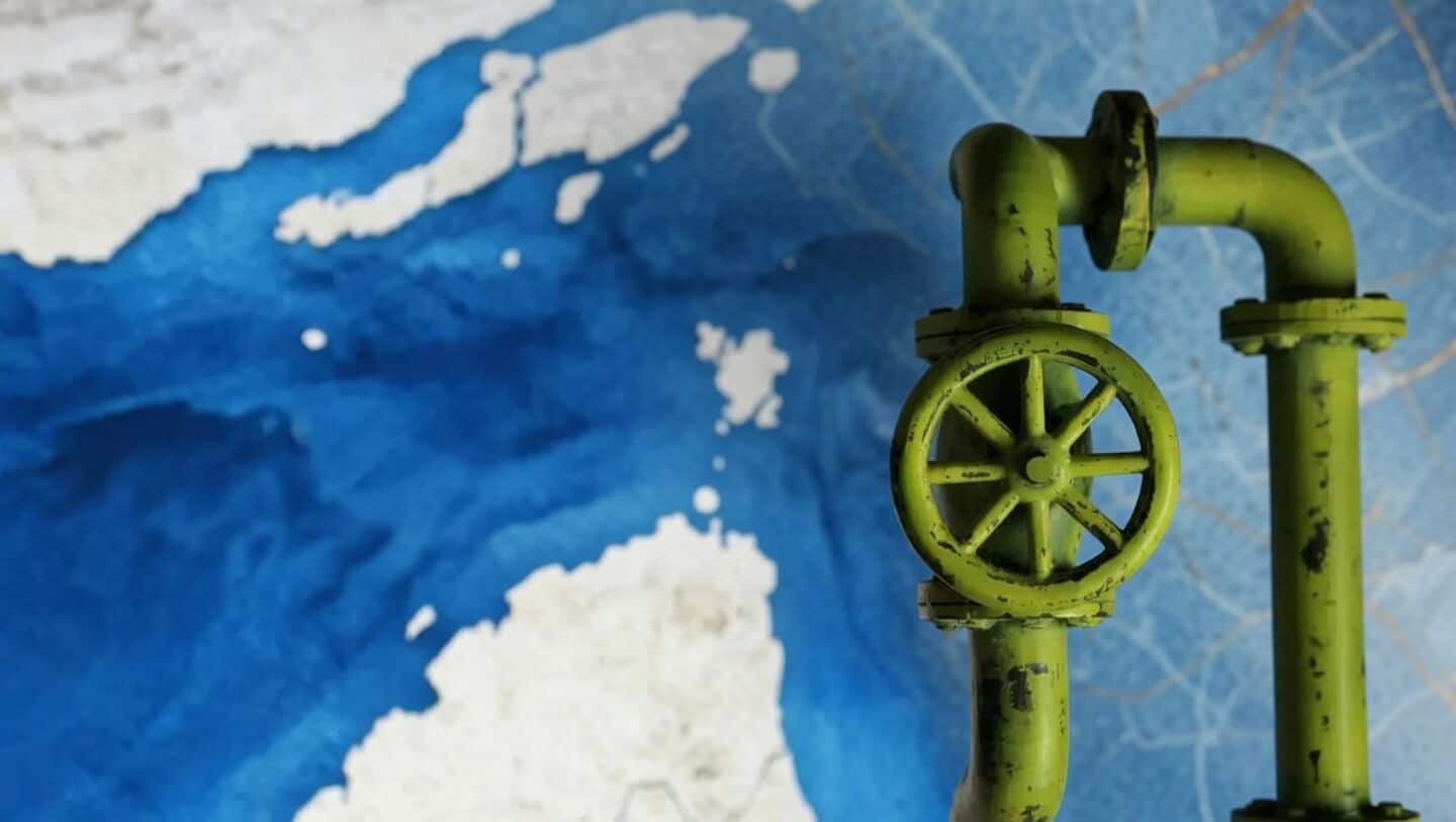 U.S.-Iran conflict nearly halts Hormuz shipping, freight rates nearly fivefold