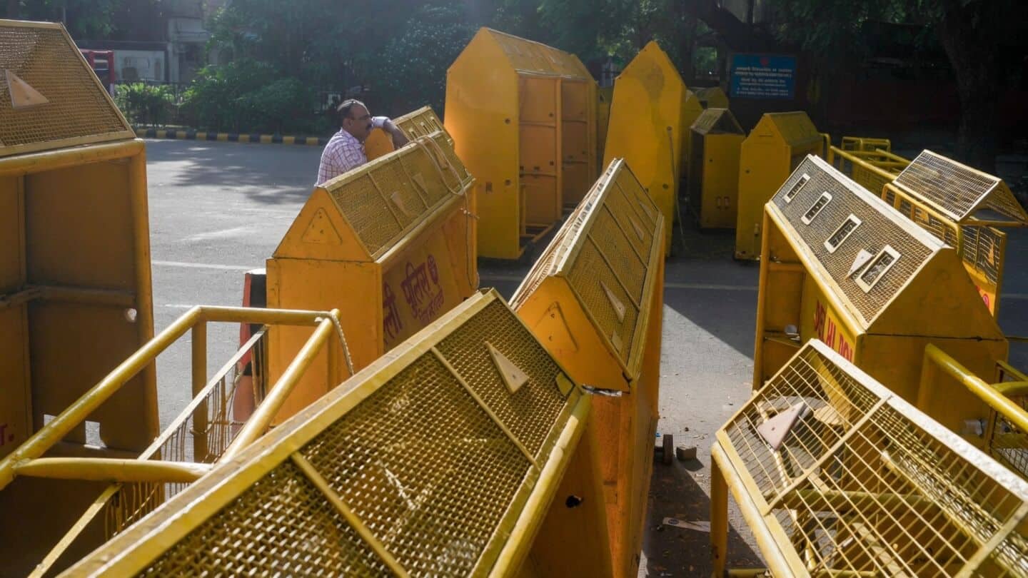 Supreme Court tells Delhi not to completely suspend metro services