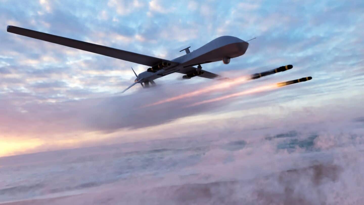 Missiles strike near Aden airport 500m from passenger plane