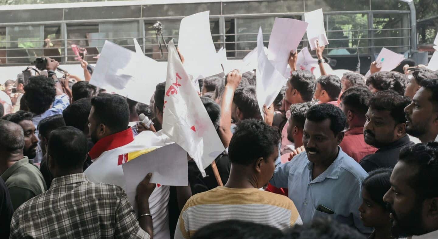 दिल्ली में CEC इस्तीफे की मांग पर इंटरनेट बंद, AAP नेता हटाए गए