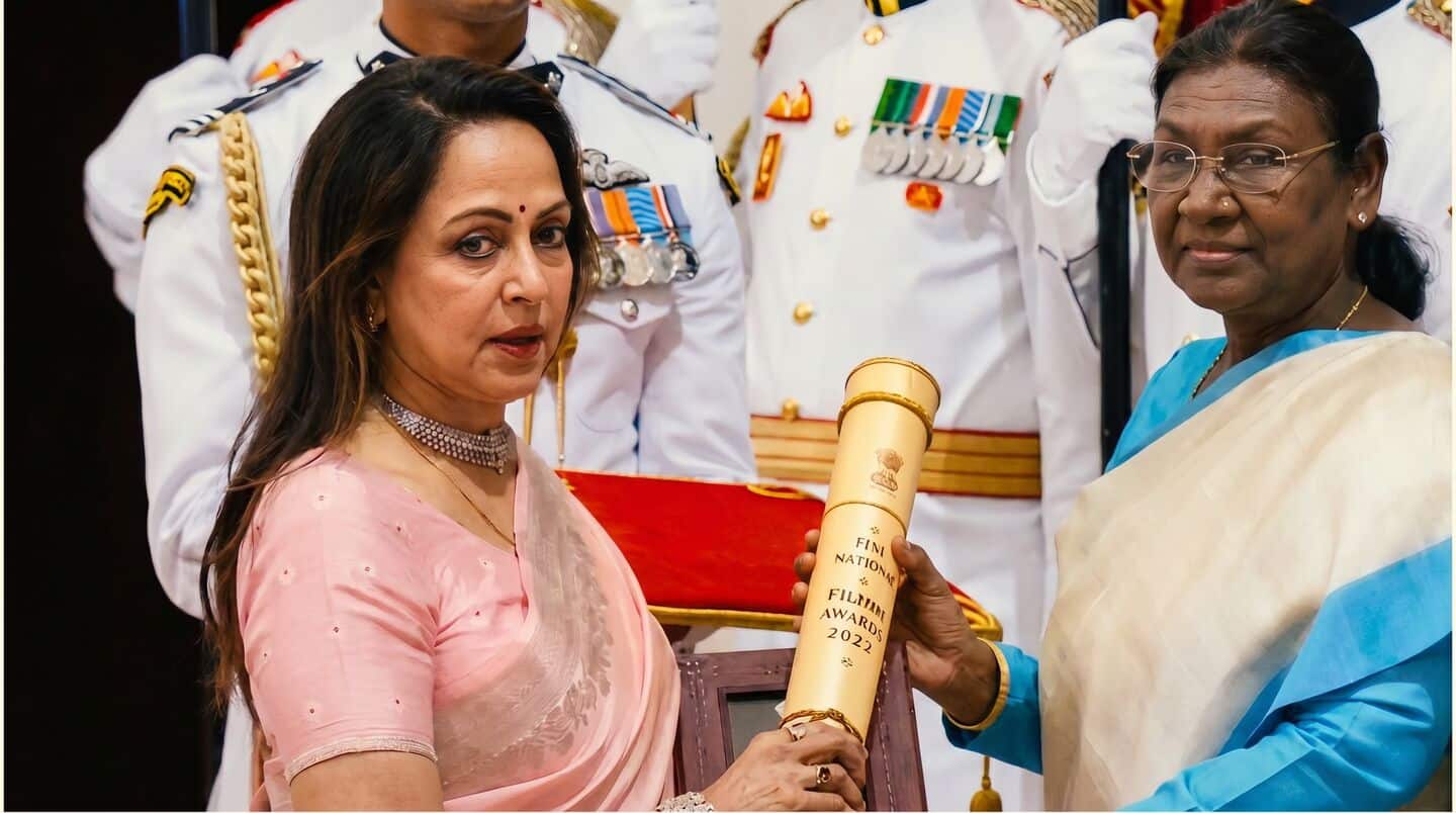 Malini accepts Padma Vibhushan for husband Dharmendra at Rashtrapati Bhavan