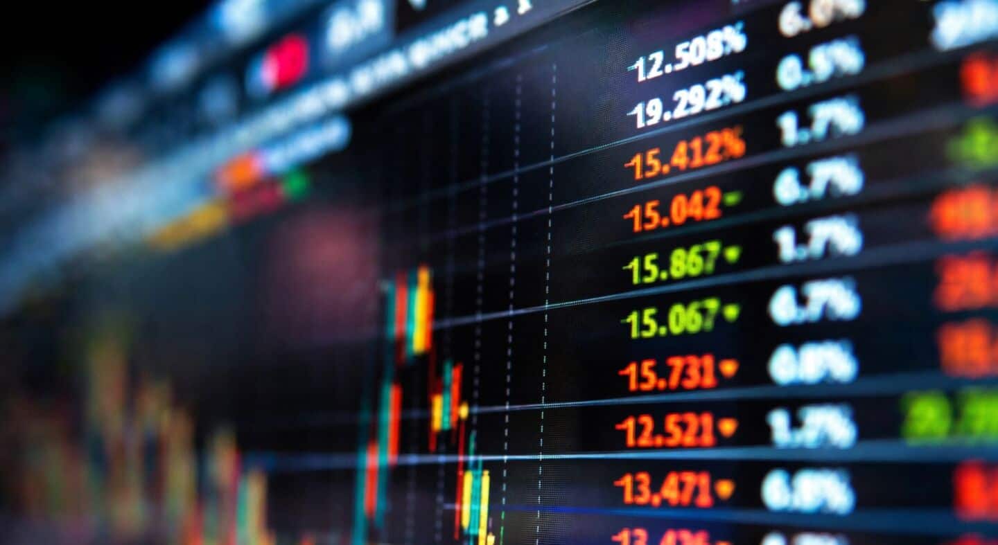 Gold slips 0.5% as oil, Treasury yields spur rate fears