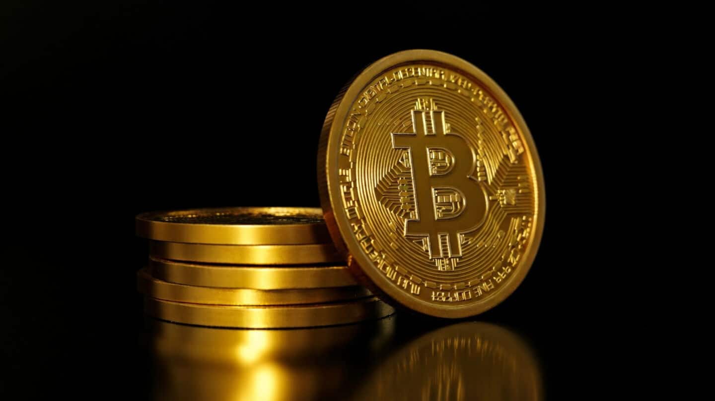 Bitcoin at $62,900 down 2.1% amid U.S.-Iran talks, cheaper oil