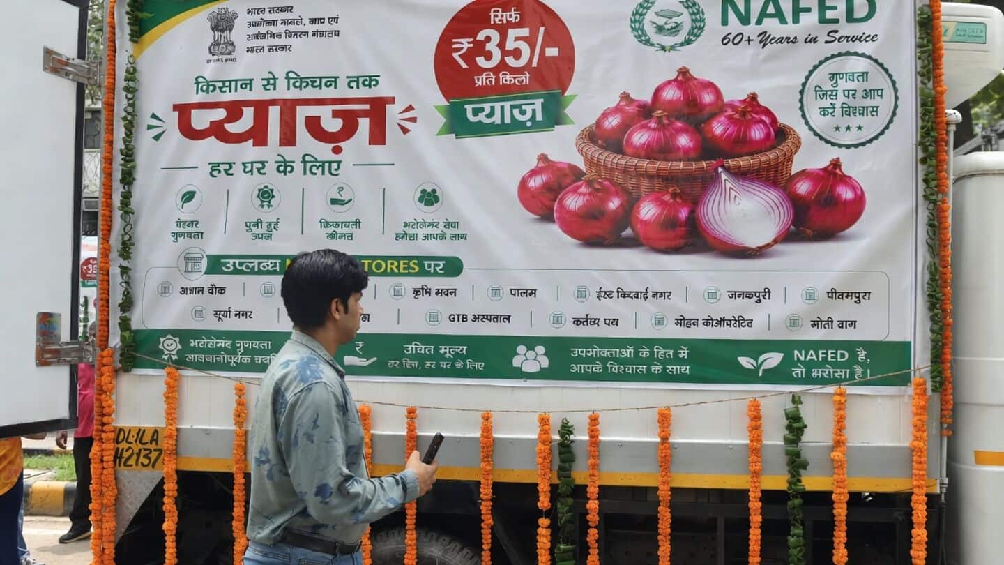 Government sells onions at ₹35 per kg, down from ₹62
