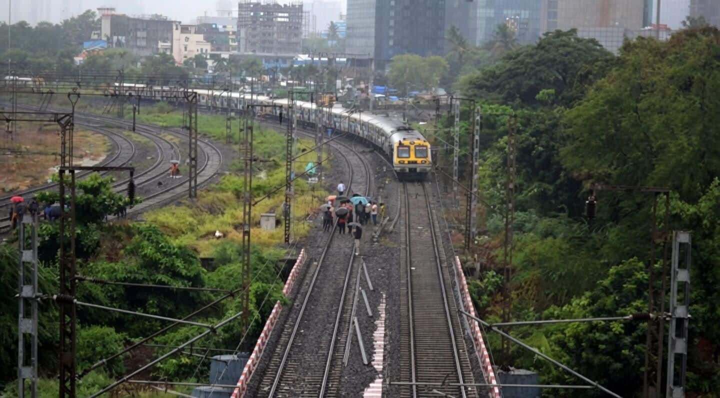 Heavy rain delays Mumbai local trains, Turbhe to Koparkhairane suspended