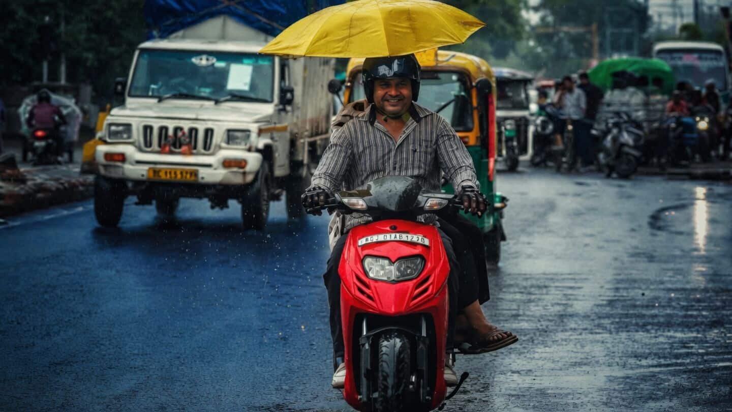 Light rain in New Delhi as IMD forecasts 34 Celsius