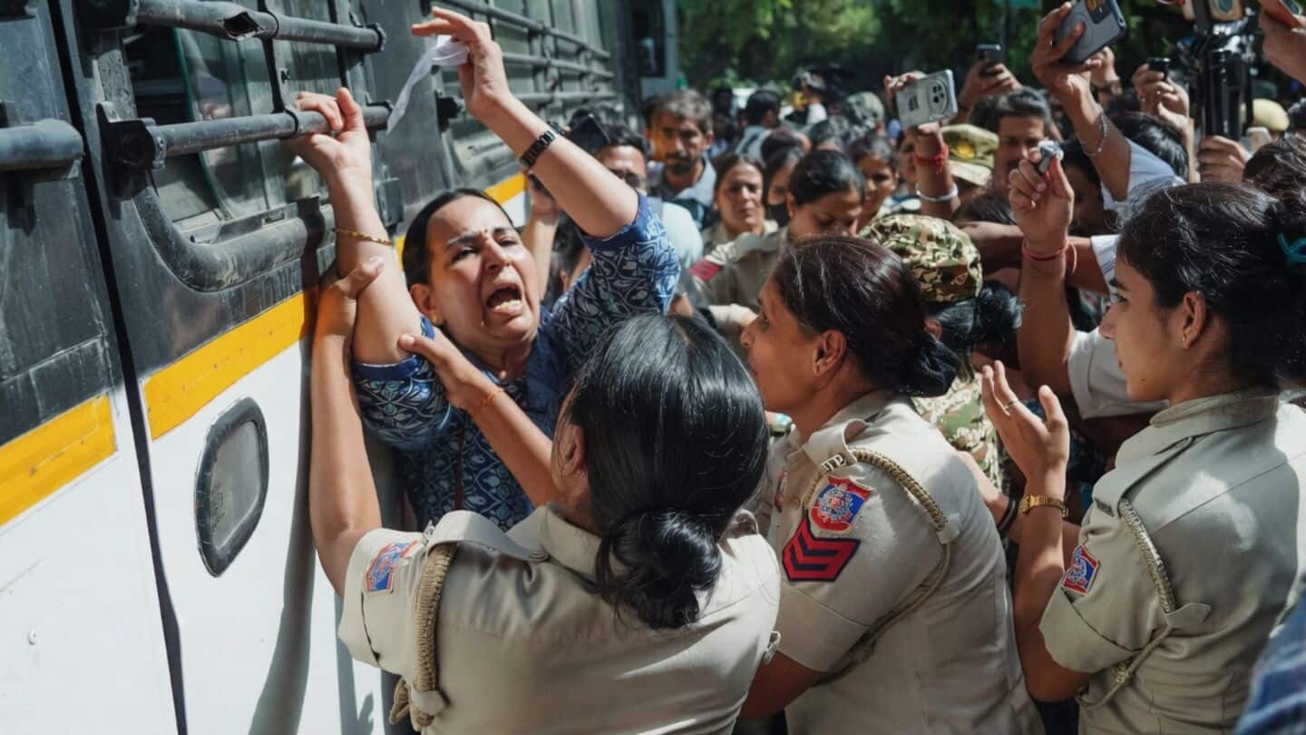 Delhi Police urges respect for female officers amid Parliament protests