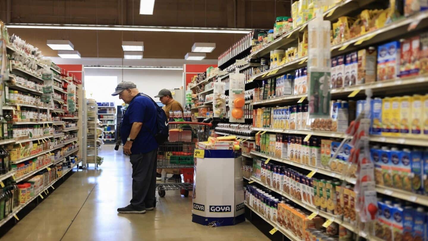 Fed 'Beige Book': Fuel costs squeezing Americans, Fed to review