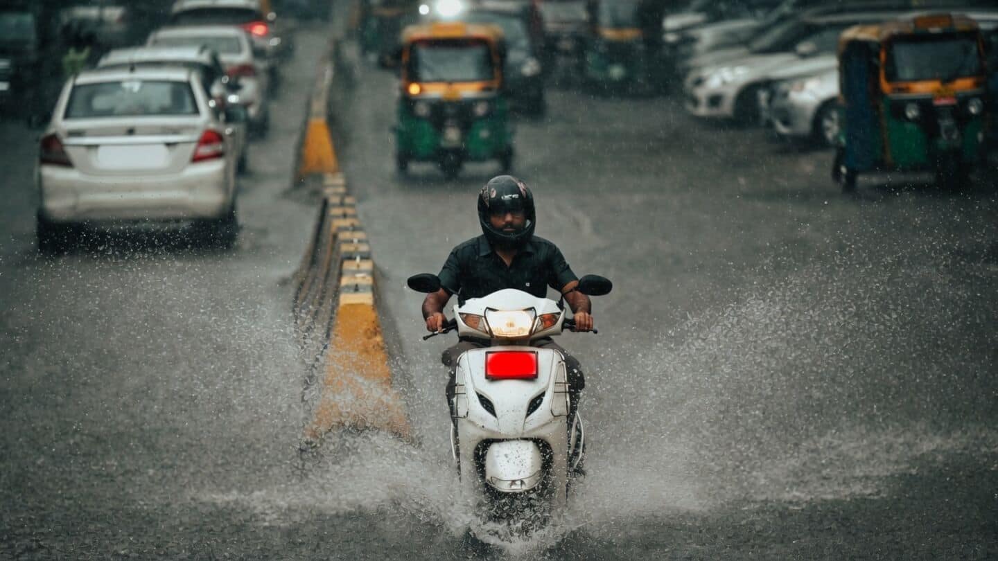 Delhi downpour on Wednesday floods roads, sparks major traffic jams