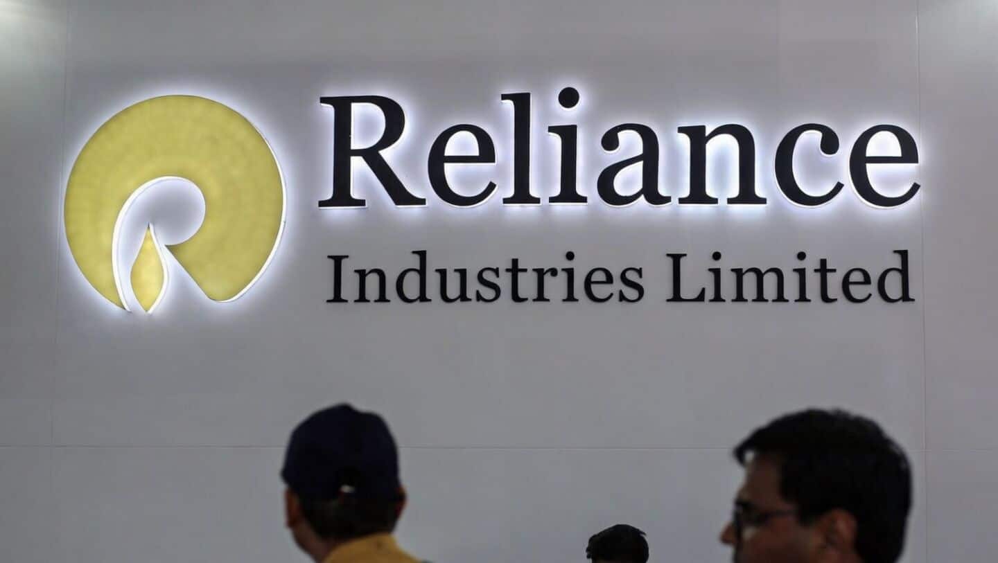 Sensex falls, but Reliance shares rise on oil price boost