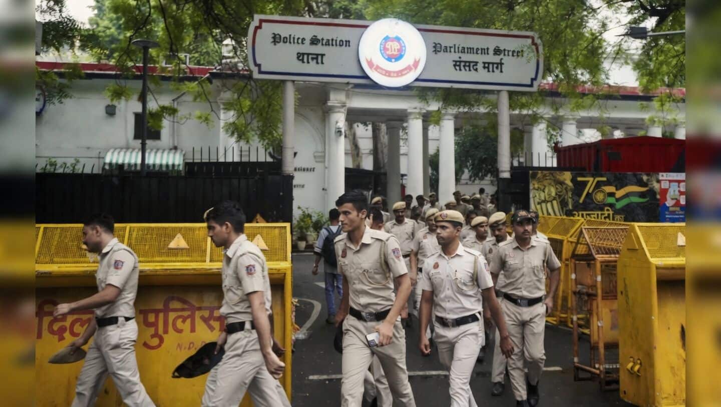 Delhi Police families injured at Chalo Sansad accuse social media