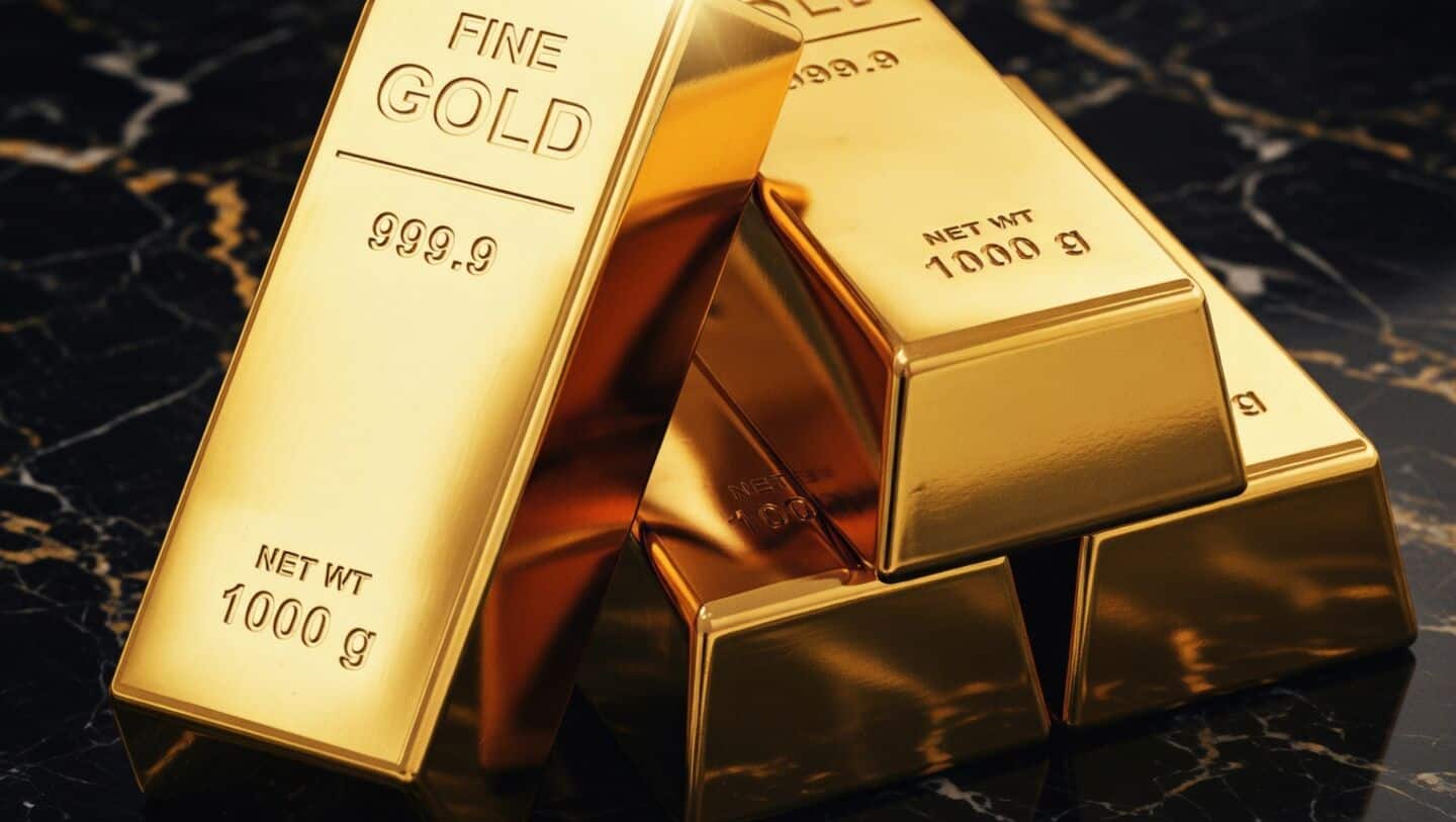 Gold falls as strong dollar, Federal Reserve hike expectations rise