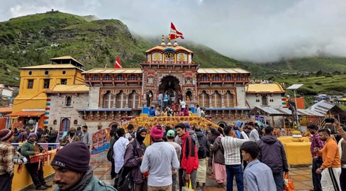 Badrinath temple committee considering pocketless uniforms after donation theft