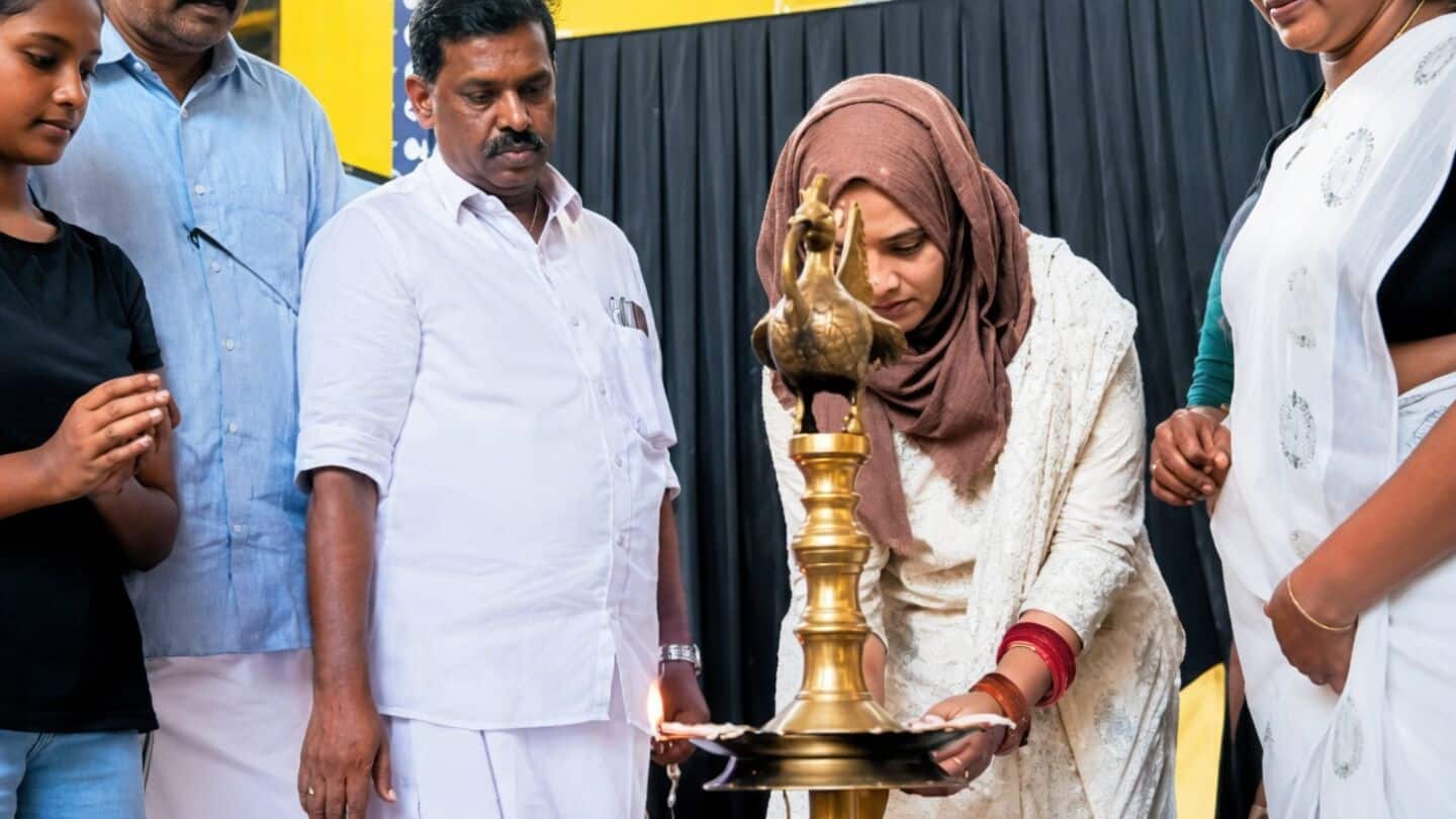 Fathima Thahliya lights nilavilakku at Kozhikode launch, ulama oppose ritual