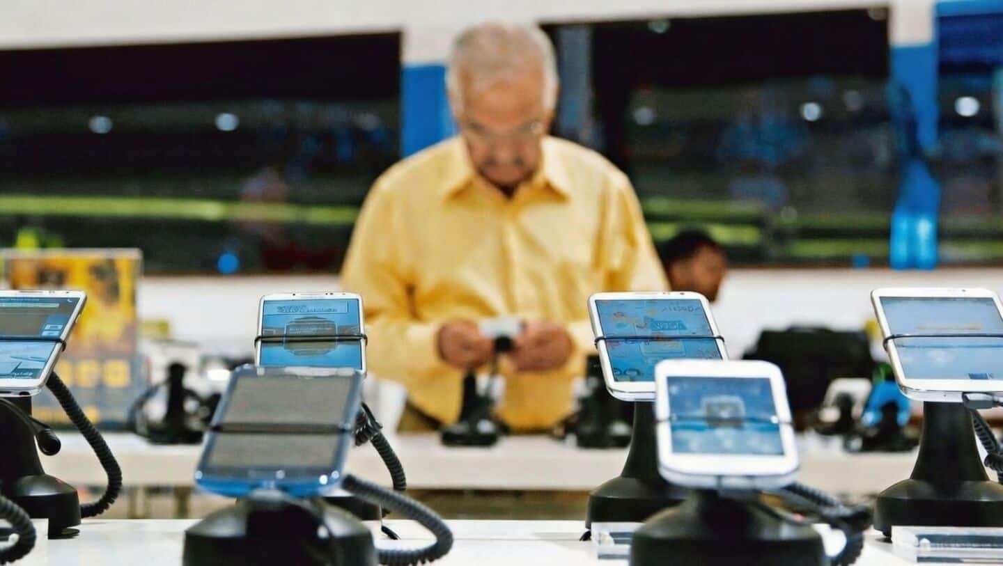 India smartphone sales drop 12% and revenues fall $500 million