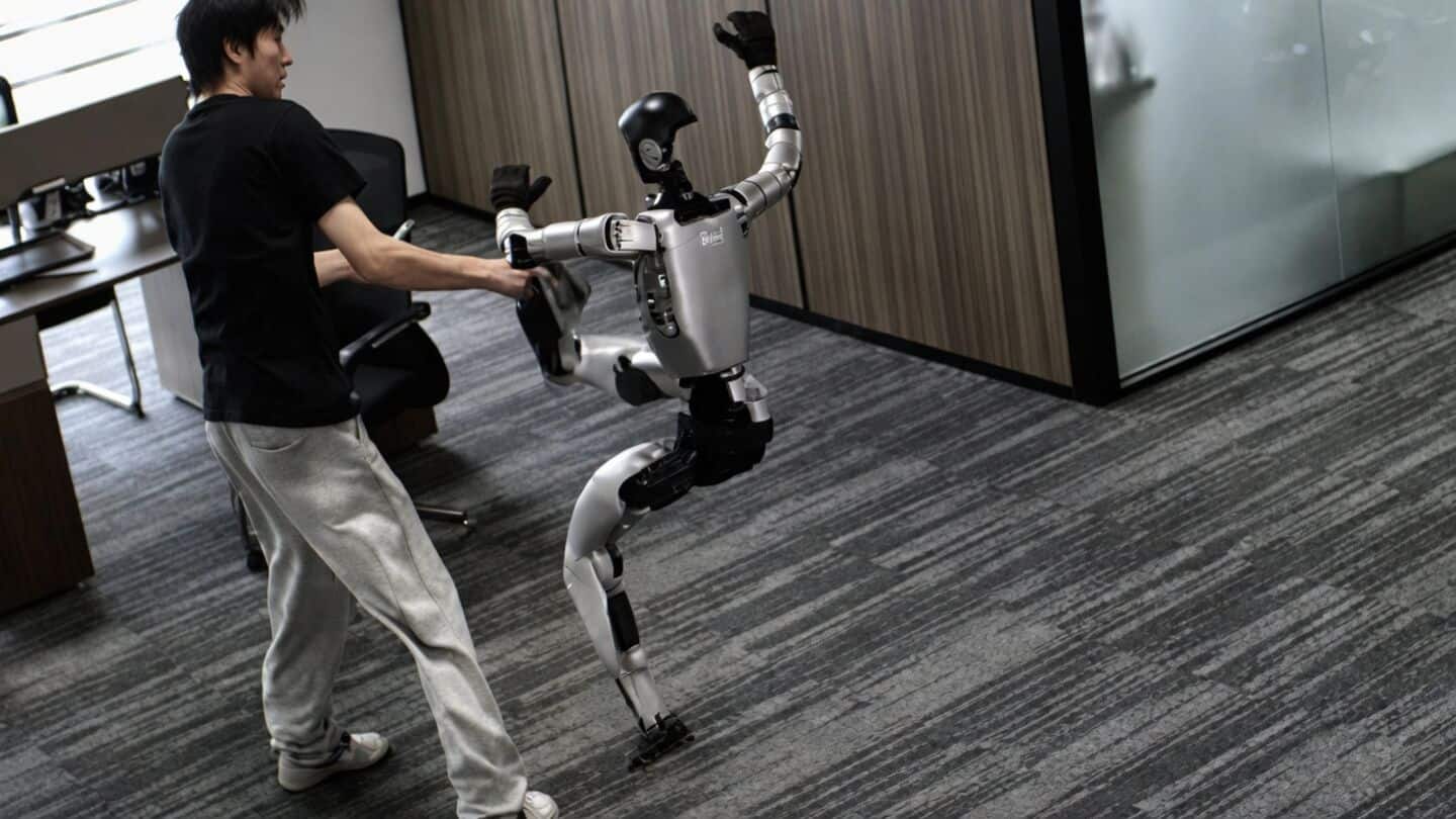 Shaoxing robot kicks remote during test, engineer programmed and triggered