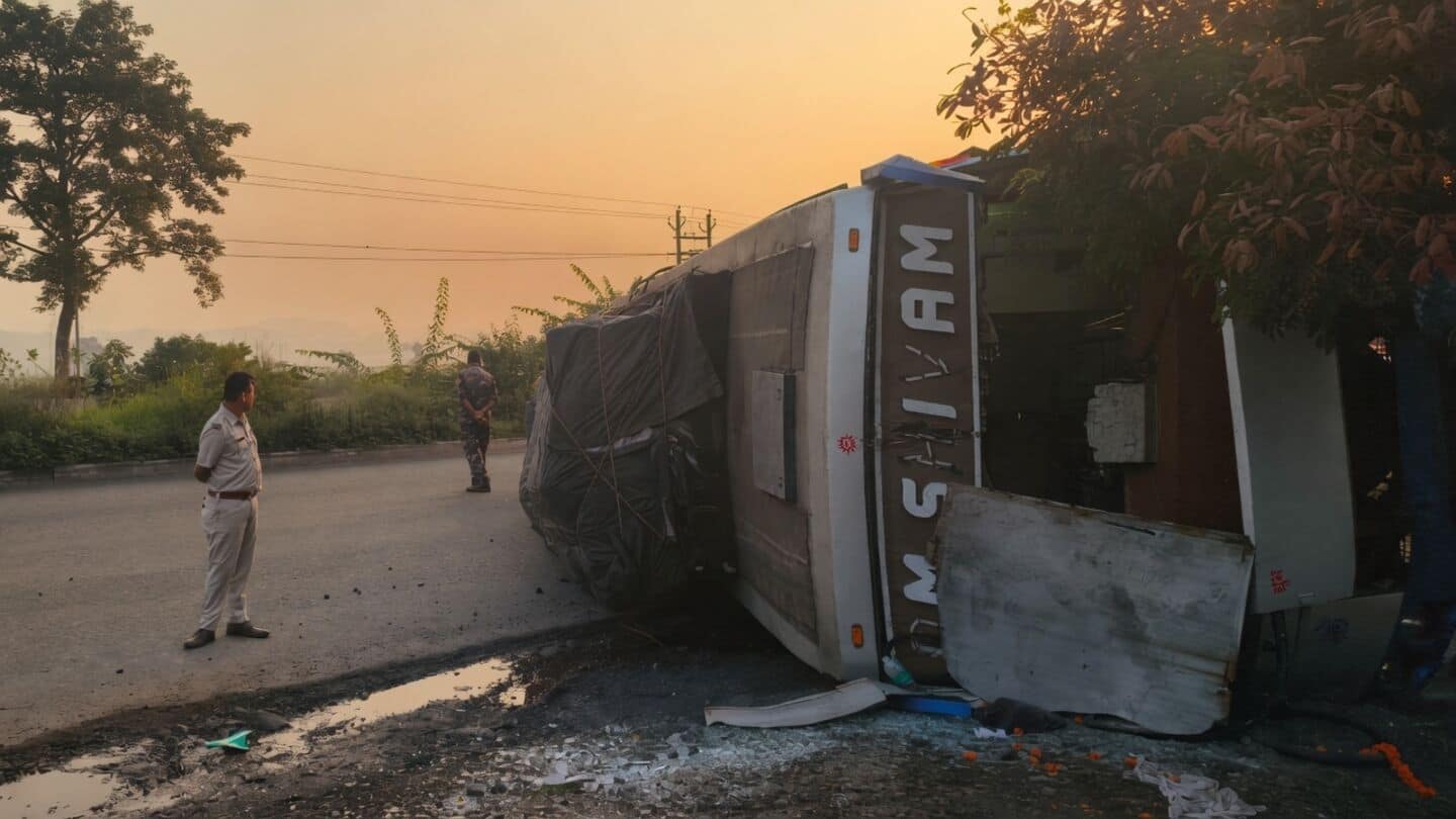 Overturned bus on NH-33 near Chandil injures over 20 passengers