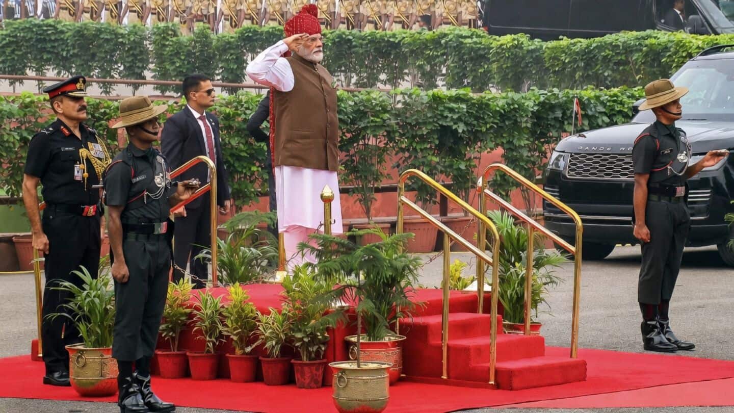 प्रधानमंत्री मोदी ने लाल किले से किया बड़ा खुलासा, कहा- 300 रुपये के यूरिया की दुनिया में है 3,000 रुपये कीमत