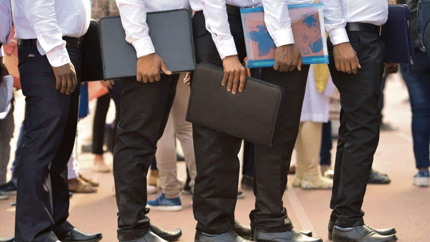 US unemployment claims rise to 225,000 amid Iran conflict