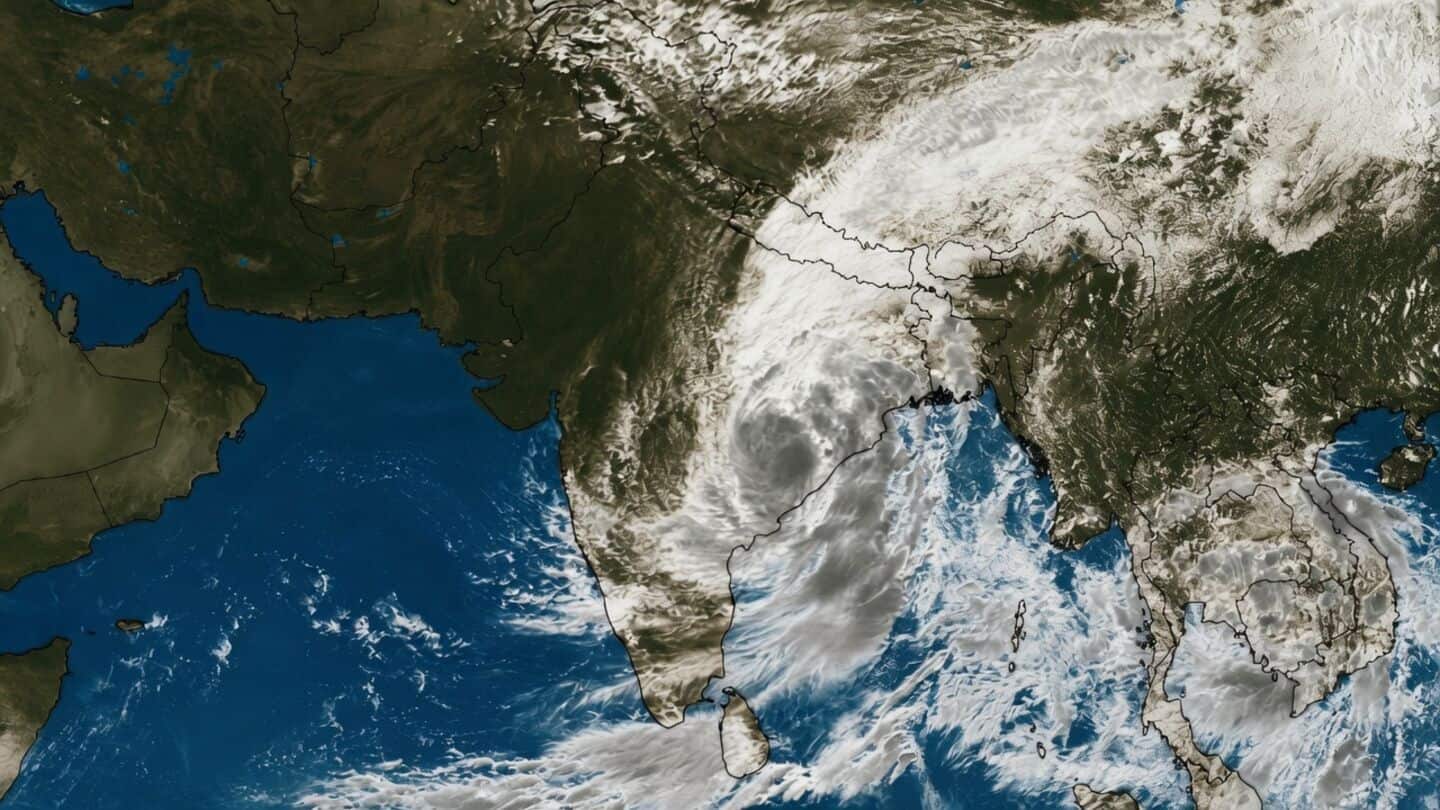 Satellite image shows 4,000km cloud band India and China