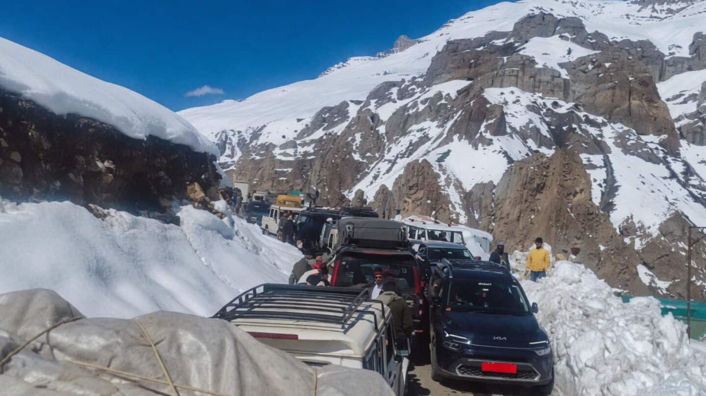 Heavy snowfall in Adi Kailash Uttarakhand strands hundreds of vehicles