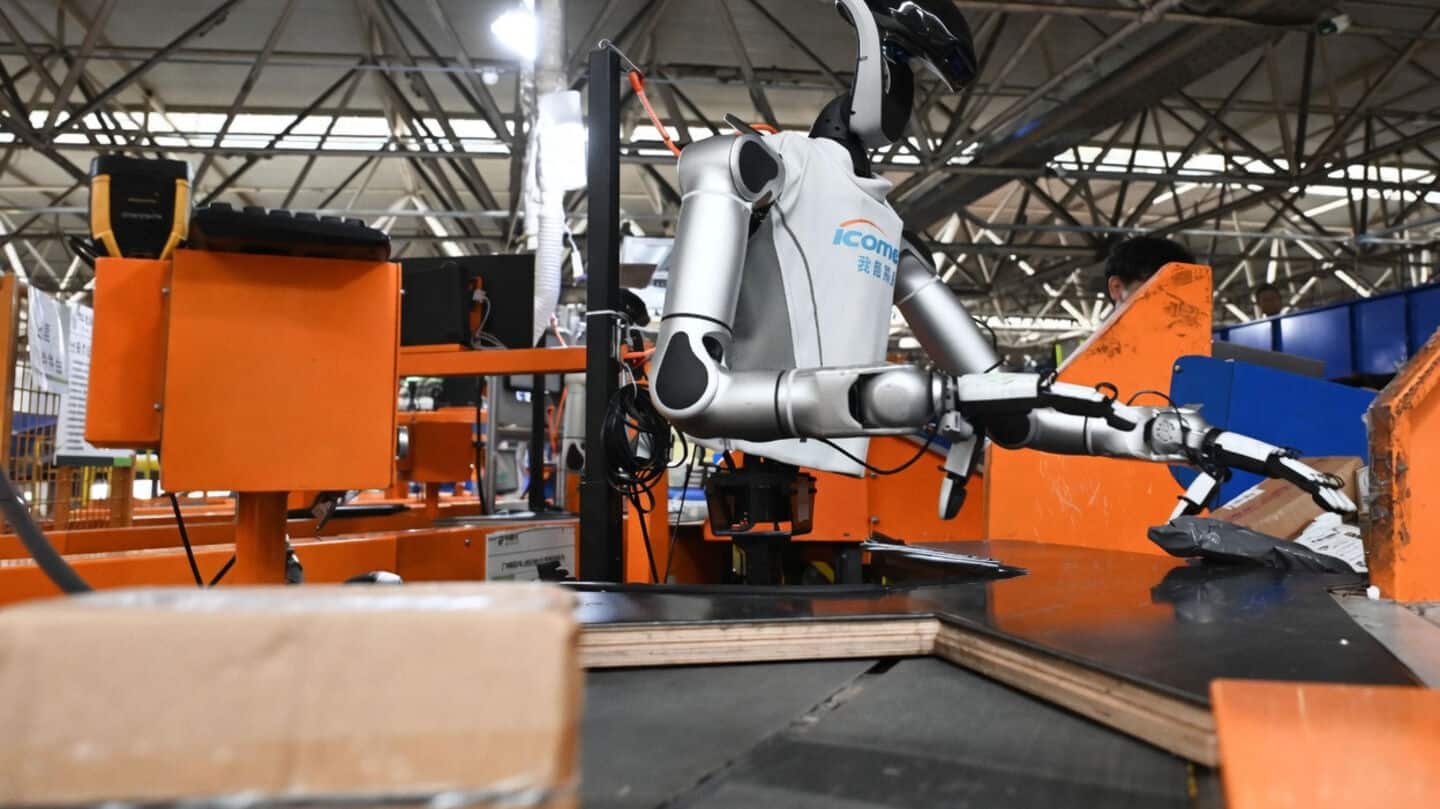 China Post deploys humanoid robots to sort parcels in Guangzhou