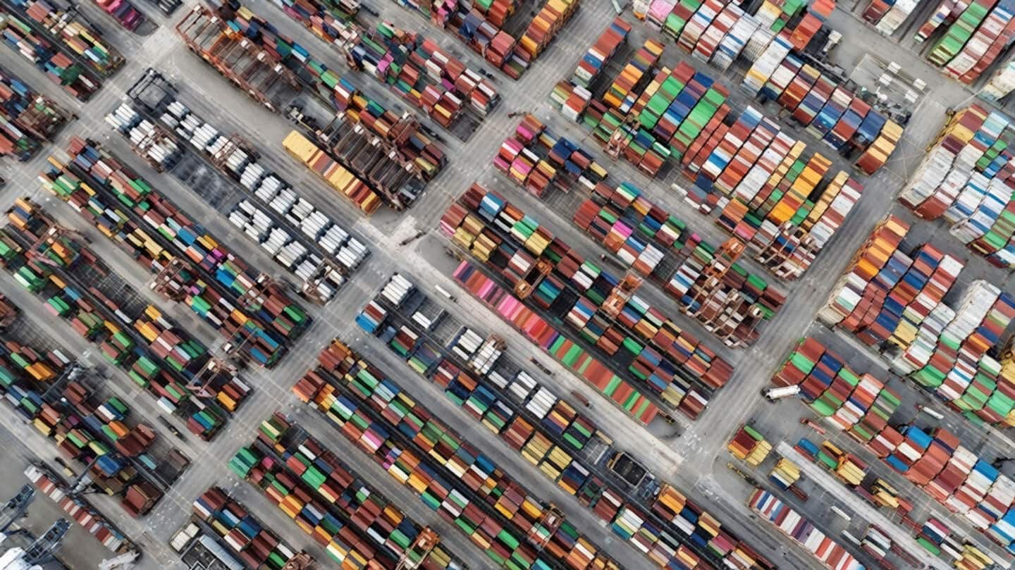 China's March exports rise 2.5% as imports jump nearly 28%