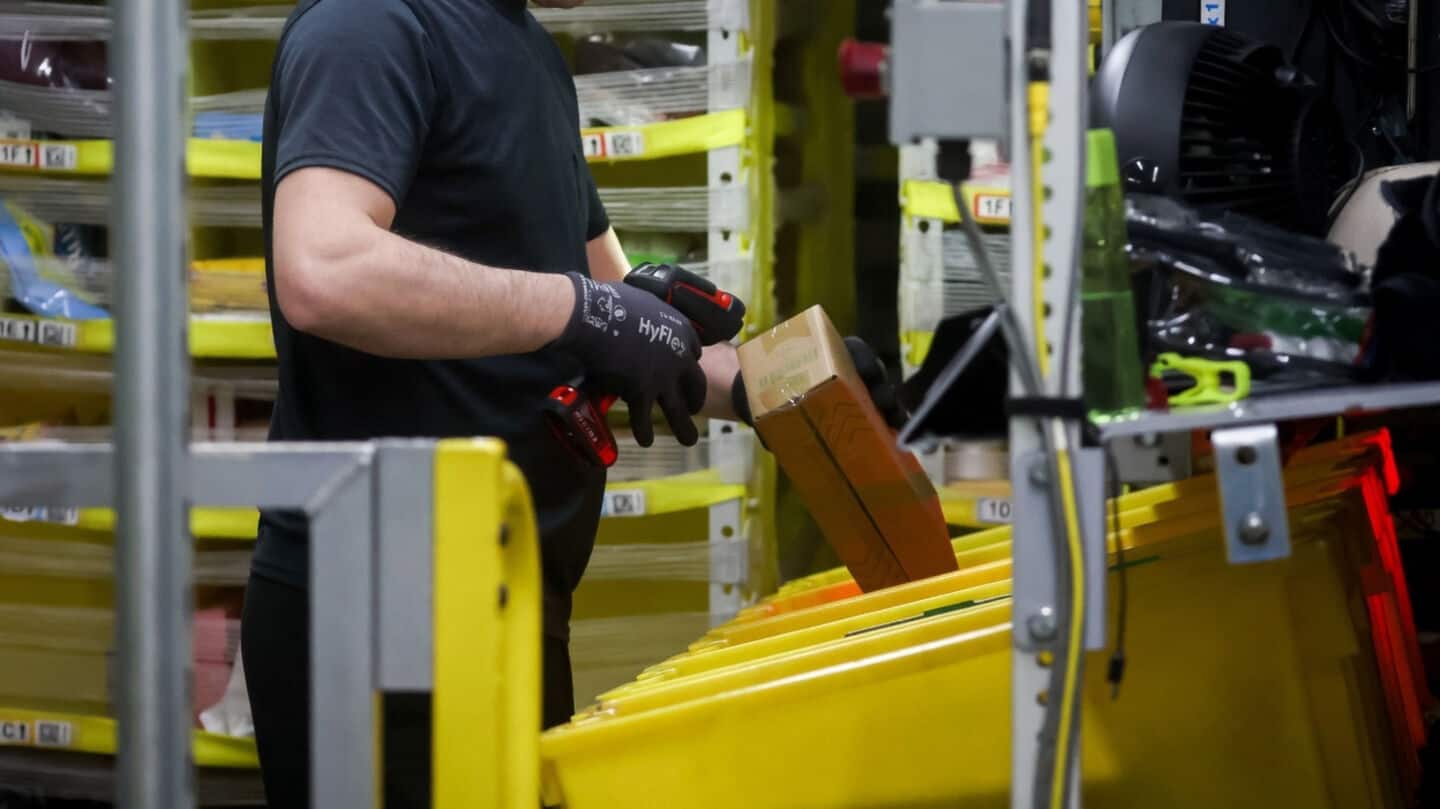 Amazon raises US delivery and warehouse minimum wage to $20