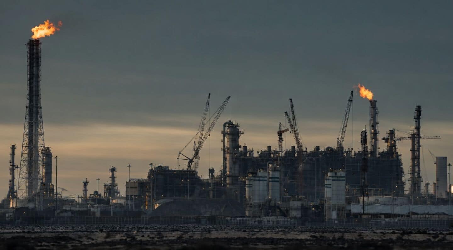 Iran closes vital shipping route amid Qatar LNG crisis