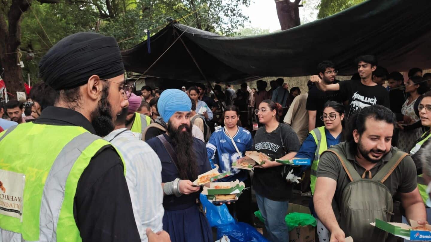 Volunteers, NGOs serve food at Jantar Mantar after police action